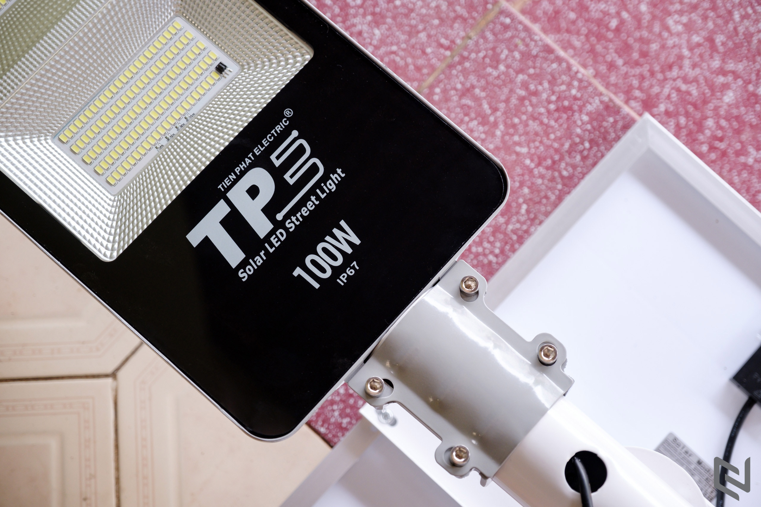 Trên tay đèn LED năng lượng mặt trời Tiến Phát Electric: Không tốn điện, thân thiện môi trường