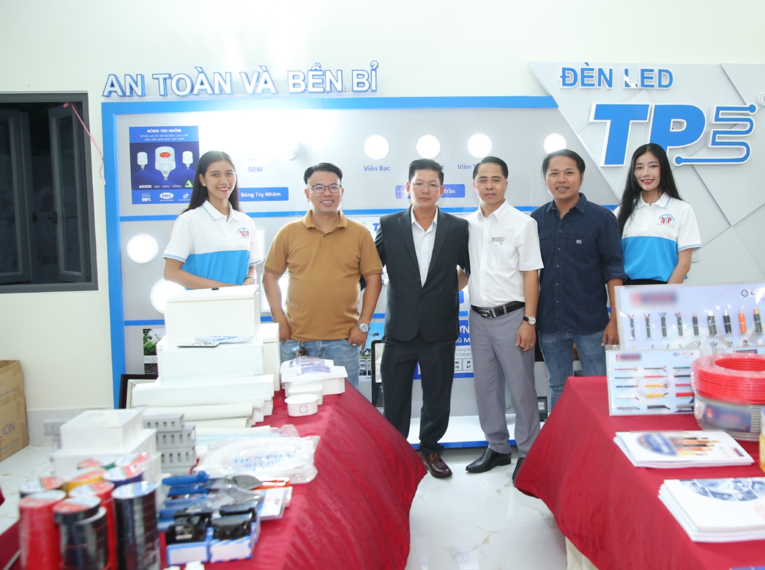 MỪNG KỶ NIỆM 12 NĂM THÀNH LẬP CỦA NHÀ PHÂN PHỐI LÊ HOÀNG VỚI 250 KHÁCH THAM DỰ